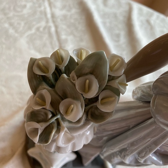 RETIRED 2000  ‘A TOUCH OF CLASS LLADRO’ PORCELAIN FIGURINE - Item# 01005377 - Picture 2 of 12